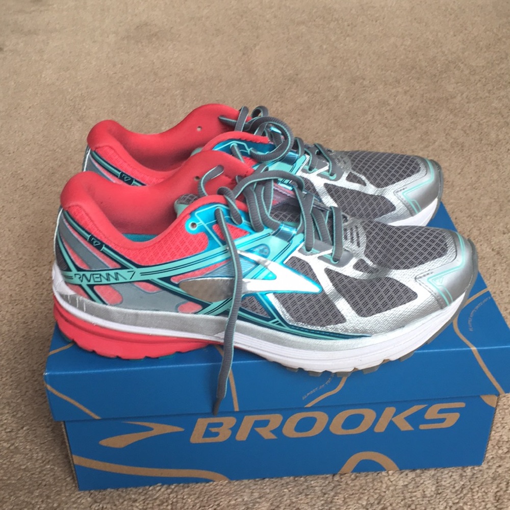 Running shoes / sneakers